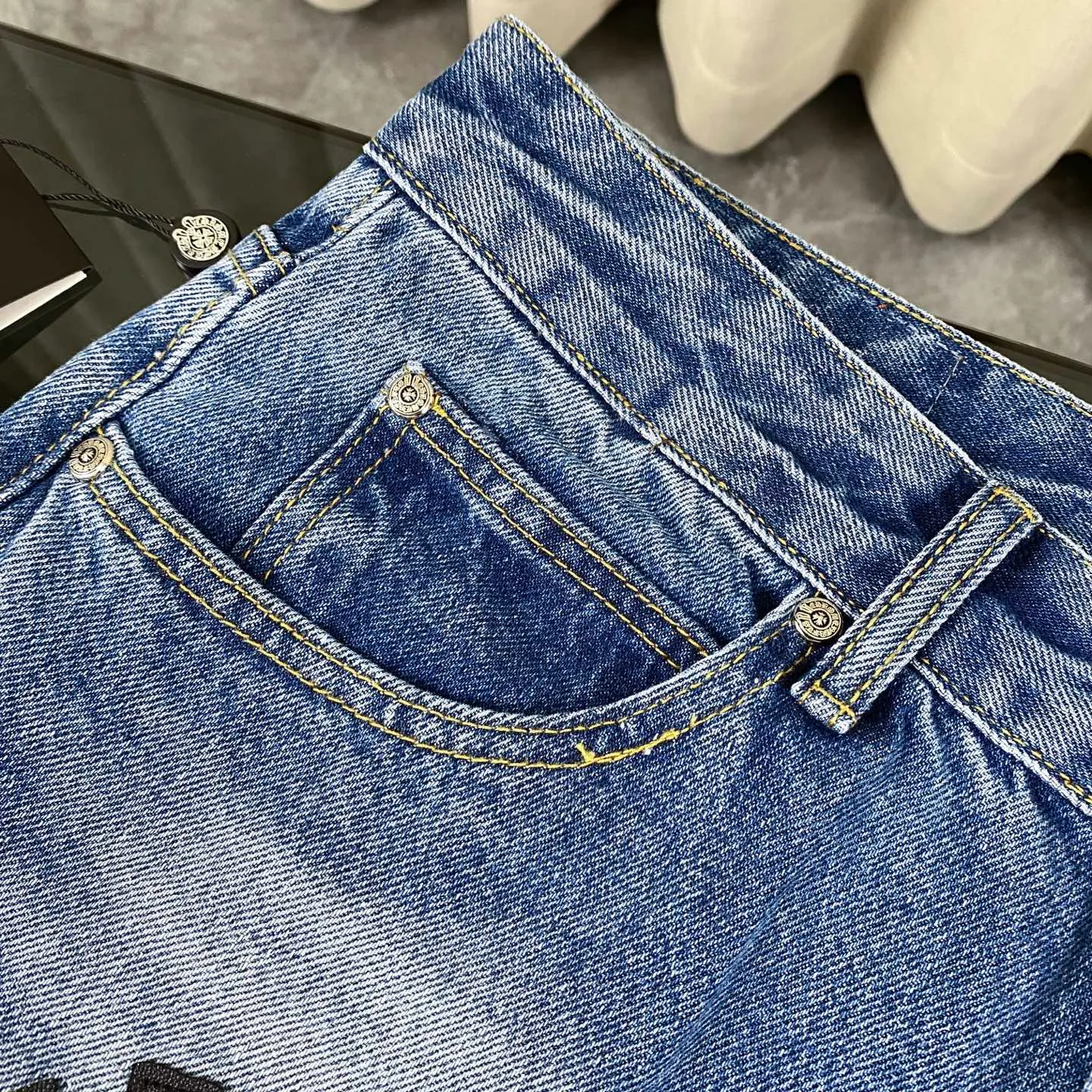 🅿️240 Correct version Chroe Hets CH black pink leather jeans, counter price 4W level, patchwork cross pattern embellishment, women's high-waisted washed jeans! ! Absolutely high-end luxury products, 1.9W level god-level single products, super popular products, built with top heavy industry, a magic weapon that cannot be missed [About Zangyin] This is an extremely luxurious fashion brand that can also be called the aristocrats of the high street. It has always been an exclusive brand for some hipsters or rich second generations. Compared with ordinary high streets, it is more luxurious and noble. Compared with luxury brands, it has a more fashionable personality and has always been a brand that I have a special liking for. A6632 [Top heavy industry fashionable design] Consistently high-street luxury style creation. Speaking of this style, the Zangyin family and GU family are definitely the leading representative brands. Especially the Zangyin family has really achieved a state-of-the-art effect in creating high-street style. The color system of this model is made of unique washed materials. It is already quite eye-catching. It is decorated with pink patchwork cross flowers, which cleverly highlights the charm of the brand. Secondly, this model uses classic The classic high-waist cutting design highlights the long legs and the fashionable temperament of the upper body. The brand is highly recognizable and the slim fit configuration is more suitable for daily wear. This product is a product that interprets personality, fashion, and specifications at a glance. This single product is enough to make any fan excited. It can be a white T-shirt for youthful preppy style, or a tight sling for royal lady style. It has strong matching ability and can be easily controlled by men.  [Material and craftsmanship] Needless to say, this point goes without saying. As an excellent craftsman brand, Zangyin has really perfect requirements for details and craftsmanship. The washed color of this model has gone through so many processes, not to mention the embellishment of the denim appliqués. It is also purely handmade and sewn. Just like what they believe in, only handmade things have soul and have the meaning of wear. A top-notch heavy-duty fashionable denim item, I look forward to your perfect interpretation! ! 28-34 corresponds to S-XL